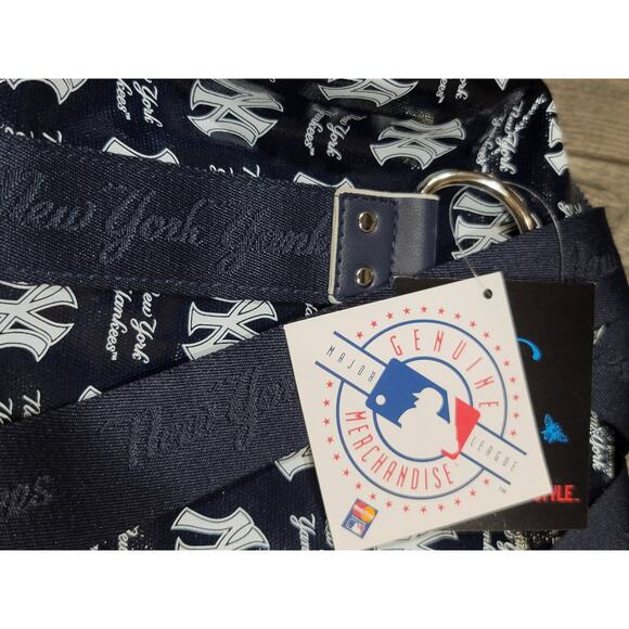 B for Betsy New York Yankees Lacquered Canvas bag - Picture 5 of 6